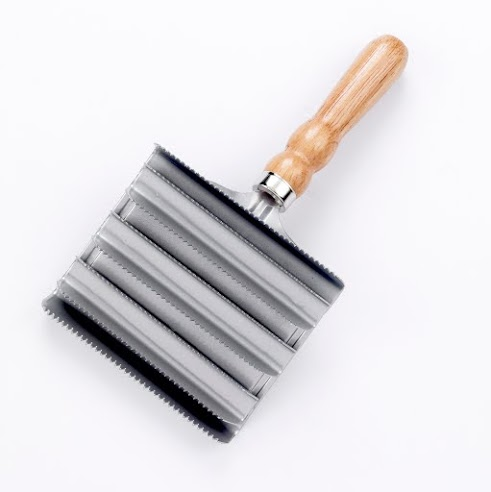 LARGE METAL CURRY COMB